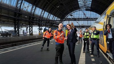 Amsterdam Merkez İstasyonu, Amsterdam'ın dünyaya açılan kapısı olarak tanımlanıyor. Dünyanın