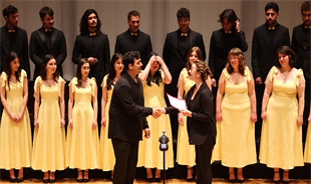 AASSM’de koristler büyüledi İzmir Uluslararası Çoksesli Korolar Festivali, ilk gününde yoğun ilgi gördü.