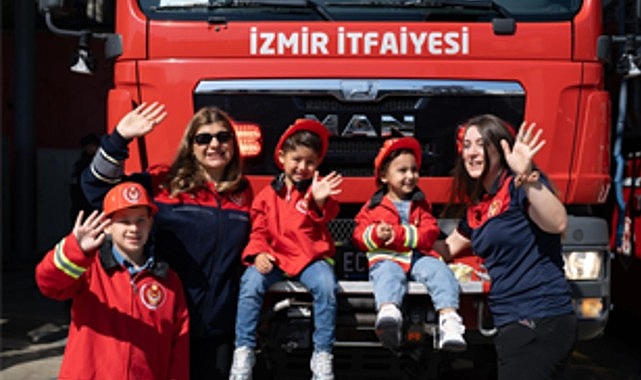 İzmir Büyükşehir Belediyesi bünyesinde görev yapan kadın itfaiye personeli, bir