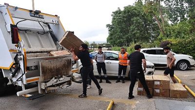 Antalya Büyükşehir Belediyesi zabıta ekipleri ile otogar güvenlik görevlilerinin dikkati,
