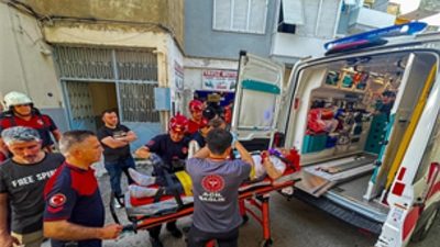 İzmir’in Buca ilçesinde bir binanın çatısından apartman boşluğuna düşerek yaralanan