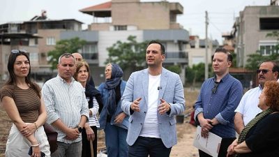 Bornova Belediyesi’nin Doğanlar ve Evka-4 kent bostanlarında kadın üreticiler yazlık