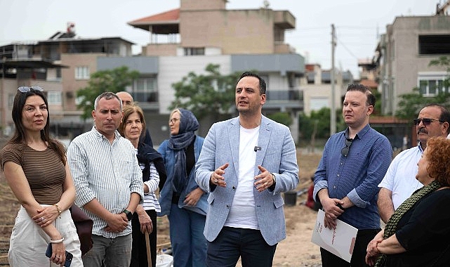 Bornova Belediyesi’nin Doğanlar ve Evka-4 kent bostanlarında kadın üreticiler yazlık