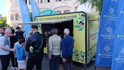 Aydın Büyükşehir Belediyesi, Kurban Bayramı dolayısıyla bayram namazı sonrası vatandaşlara