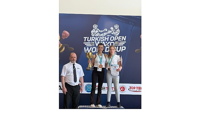 Bağcılar Belediyesi personeli Emine Arslan, Kick Boks Dünya Kupası Şampiyonu oldu Antalya'da düzenlenen Uluslararası Kick Boks Turnuvasında ringe çıkan Bağcılar Belediyesi