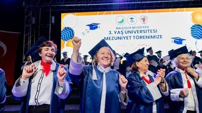 Balçova Belediyesi 3. Yaş Üniversitesi’nin 2025–2026 eğitim dönemi mezuniyet töreni