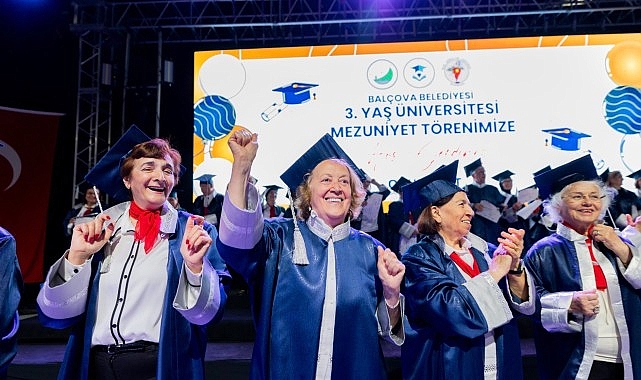Balçova Belediyesi 3. Yaş Üniversitesi’nin 2025–2026 eğitim dönemi mezuniyet töreni