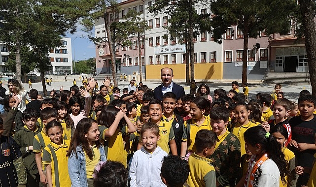 Başkan Altay Mezun Olduğu Selçuk İlkokulu’nda Öğrencilerle Buluştu Konya Büyükşehir Belediye Başkanı Uğur İbrahim Altay, yıllar önce öğrencisi
