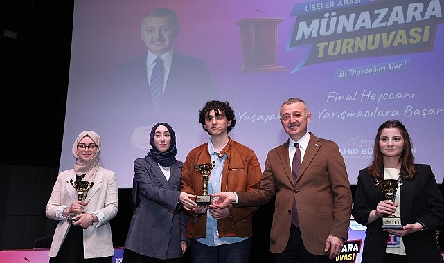 Kocaeli Büyükşehir Belediyesi’nin düzenlediği Liselerarası Büyük Münazara Turnuvası Finali büyük