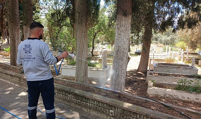 Başkan Çerçioğlu’ndan Mezarlıklarda Kurban Bayramı Öncesi Temizlik Çalışması Çerçioğlu’nun öncülüğünde Aydın Büyükşehir Belediyesi, Kurban Bayramı’nda vatandaşların kabir ziyaretlerini