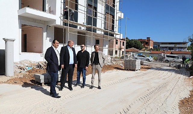 Menderes Belediye Başkanı İlkay Çiçek, sahada gerçekleştirilen çalışmaları gezip bilgi