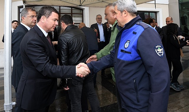 Başkan Erkan Aydın: “Özveriyle Çalışmaya Devam Edeceğiz” Osmangazi Belediye Başkanı Erkan Aydın, Kurban Bayramı öncesinde belediye personeli