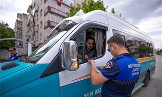 İzmir Büyükşehir Belediyesi Zabıta ekipleri, Kurban Bayramı öncesinde taksi, minibüs