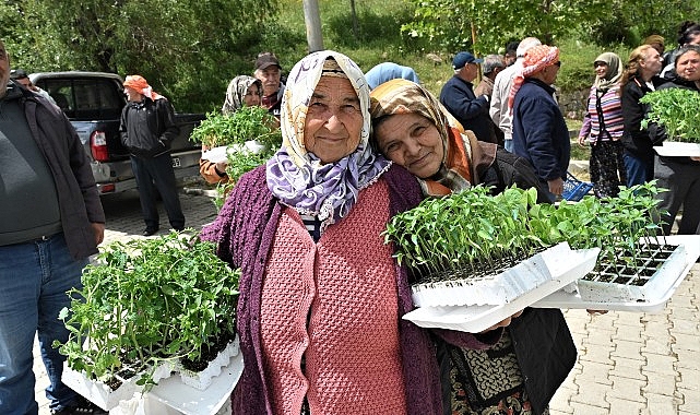 Bornova Belediyesi, ilçedeki 12 kırsal mahallede üreticilere domates, biber ve