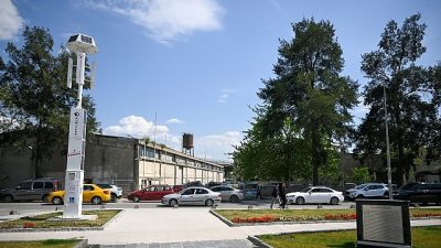 Bornova Belediyesi, parklarda kurduğu rüzgar ve güneş enerjisini birleştiren hibrit