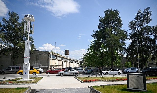 Bornova Belediyesi, parklarda kurduğu rüzgar ve güneş enerjisini birleştiren hibrit