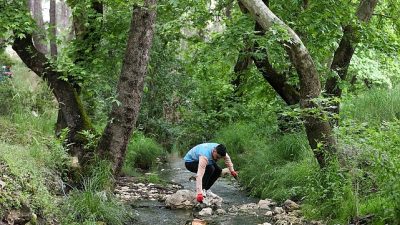 Buca’da bir araya gelen doğaseverler, çevre temizliği yaptı.  Buca Belediye