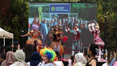 Buca Gölet’te Anneler Günü coşkusu Buca Belediyesi tarafından düzenlenen Anneler Günü etkinlikleri, Gölet Tesisleri’ndeki dev
