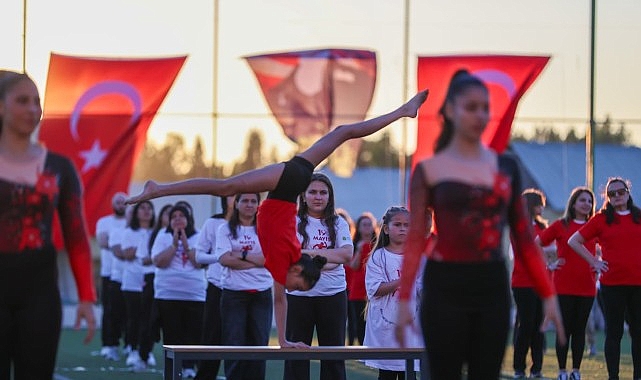 Buca’da yüzlerce kişi “Atam İzindeyiz” yazdı Buca Belediyesi’nin 19 Mayıs Atatürk’ü Anma, Gençlik ve Spor Bayramı