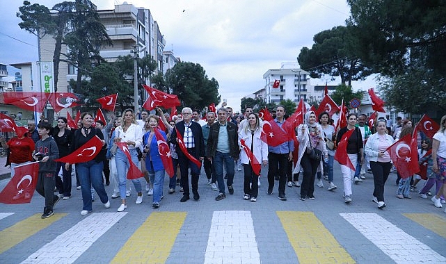 Burhaniye’de Fener Alayı Coşkusu 19 Mayıs Atatürk’ü Anma, Gençlik ve Spor Bayramı kapsamında Burhaniye’de,