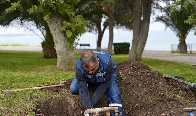 Burhaniye’de Yeşil Alan ve Parklarda Kapsamlı Çalışmalar Sürüyor Burhaniye Belediyesi Park ve Bahçeler Müdürlüğü ekipleri tarafından ilçe genelinde