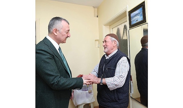 Kocaeli Büyükşehir Belediye Başkanı Tahir Büyükakın, kendisini görmek isteyen ancak