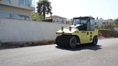 Kocaeli Büyükşehir Belediyesi, havaların ısınması ile birlikte asfalt sezonunu açtı.