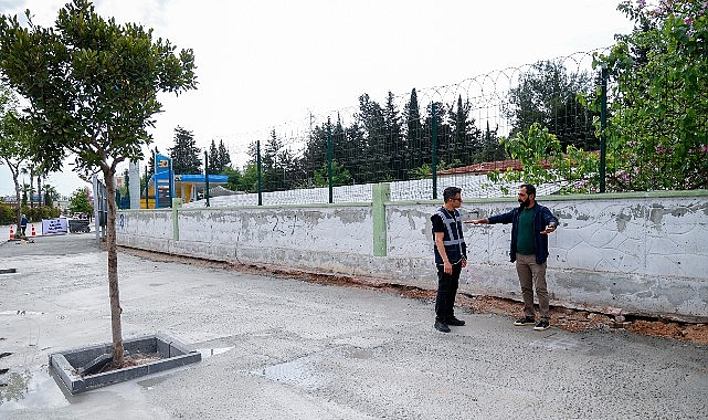 Büyükşehir’den Mevlana Caddesi ve 100. Yıl Bulvarı arasında kaldırım ve peyzaj çalışması Antalya Büyükşehir Belediyesi, yayaların güven ve konforunu arttırmak amacıyla Mevlana