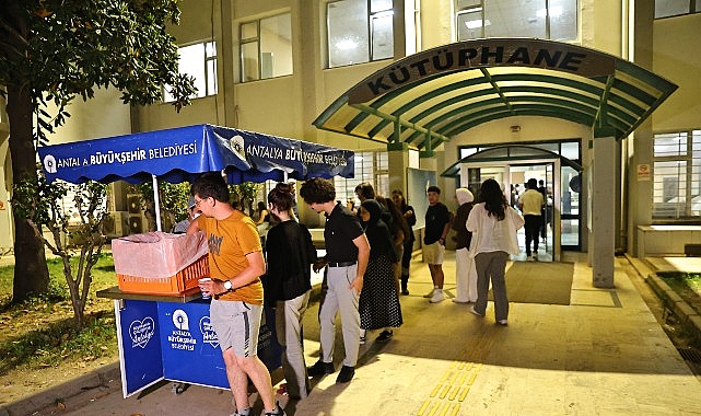 Büyükşehir’den üniversite öğrencilerine final haftası boyunca sıcak çorba ikramı Antalya Büyükşehir Belediyesi, final sınavları başlayan Akdeniz Üniversitesi öğrencilerine sıcak