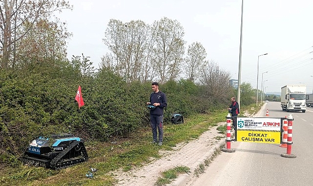 Kocaeli Büyükşehir Belediyesi’nin sahadaki güçlü ekipmanlarından “Çalı Canavarı”, kent genelinde