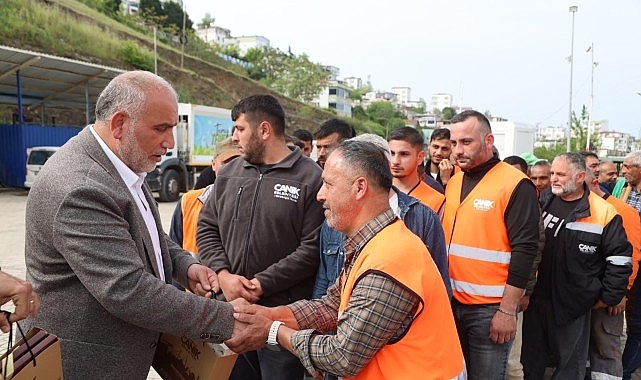 Canik’te Bayram Sevinci: Başkan Sandıkçı Personelle Bayramlaştı Canik Belediye Başkanı İbrahim Sandıkçı, belediye personelinin Kurban Bayramı'nı tebrik