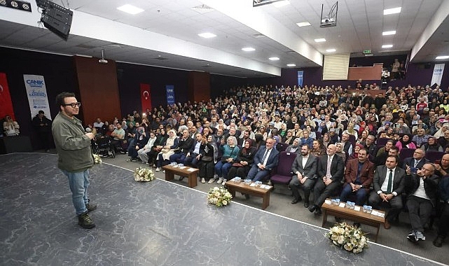 Canik Belediyesi'nin Prof. Dr. Oytun Erbaş'ı vatandaşlarla buluşturduğu konferans programında