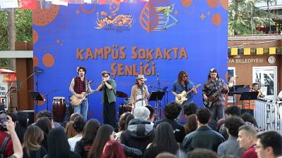 Çankaya Belediyesi’nin ev sahipliğinde düzenlenen Kampüs Sokakta Şenliği, Kuğulupark’ta gençleri