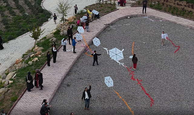 Hıdırellez kapsamında Sırçalı Mesire Alanı’nda düzenlenen Uçurtma Şenliği, vatandaşların yoğun