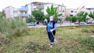 Didim Belediyesi ekipleri tarafından ilçe genelindeki okullarda ot biçme ve