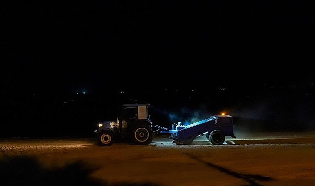 Didim Belediyesi tarafından Altınkum Sahili’nde gerçekleştirilen gece çalışmaları kapsamında kum