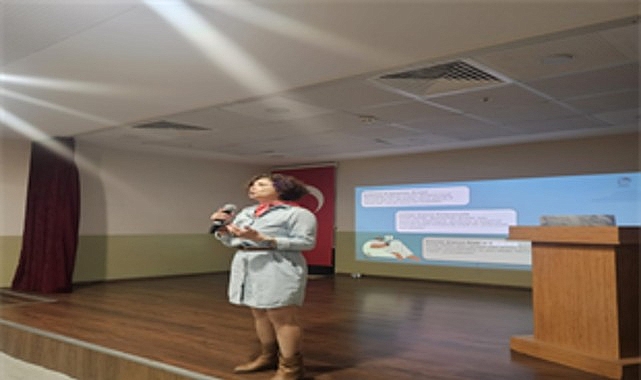 Dijital tuzaklara karşı gençlere kalkan İzmir Büyükşehir Belediyesi, lise öğrencilerine yönelik “Dijital Haklar ve Dijital