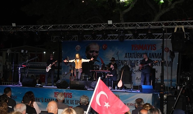 Dikili’de, 19 Mayıs coşkusu meydanlara taştı Dikili’de 19 Mayıs Atatürk’ü Anma, Gençlik ve Spor Bayramı, vatandaşların