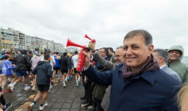 İzmir’de ilk kez düzenlenen Balkan Dostluk Koşusu, bine yakın sporcunun