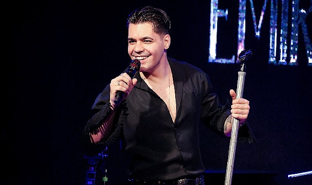 Emir Can İğrek Ankara konserinde bir hayranının babaannesiyle görüntülü konuştu