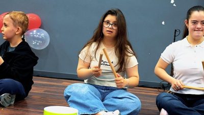 Engelliler Haftası kapsamında DİGEM’de gerçekleştirilen ritim çalışmasında özel çocuklar müziğin