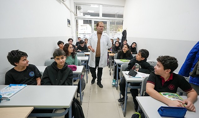 Gaziemir Belediyesi’nin ücretsiz eğitim hizmeti sunduğu Destek Eğitim Kursu’nun ortaokul