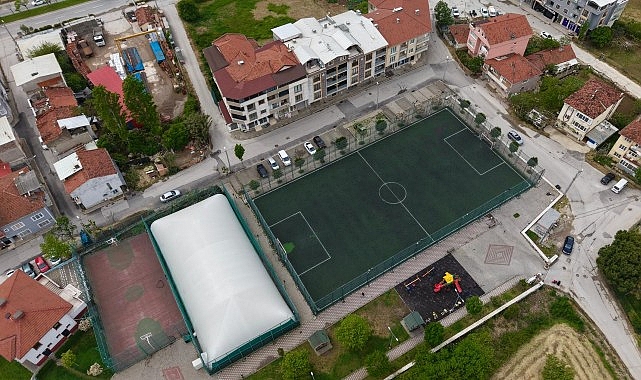 Gemlik Belediyesi, ilçedeki spor alanlarının daha güvenli ve kullanışlı hale