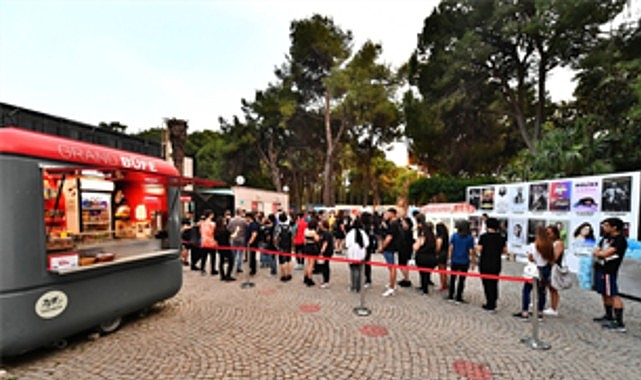 Gençliğe üç bilet jesti İzmir Büyükşehir Belediyesi’nin ‘Genç Bilet’ uygulaması yeniden başlıyor. 16-25 yaş