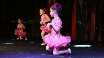 Kemer Belediyesi ev sahipliğinde, Gürcistan'dan gelen 158 dansçı, Kemer'de Art