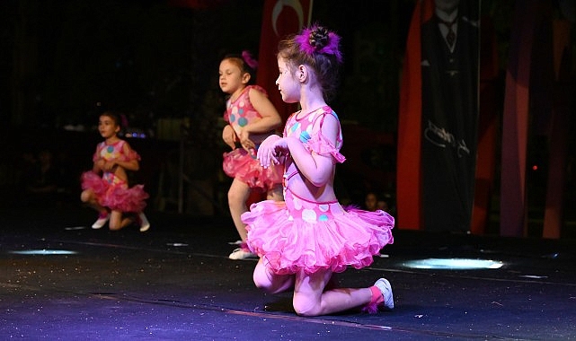 Kemer Belediyesi ev sahipliğinde, Gürcistan'dan gelen 158 dansçı, Kemer'de Art