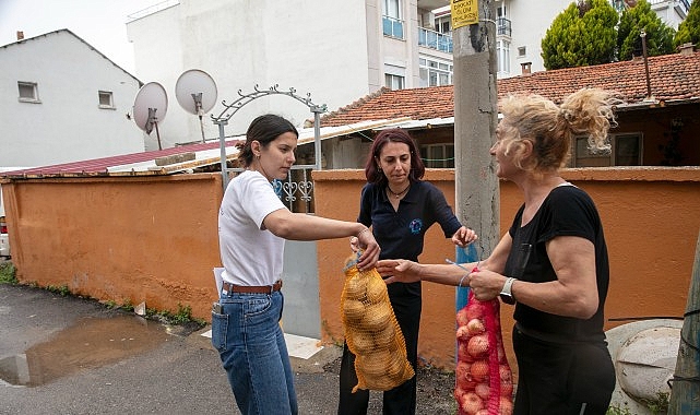 Güzelbahçe Belediyesi, üreticinin elinde kalan yaklaşık 5 ton patates ve