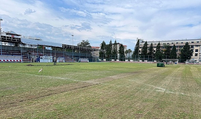 İlçe stadı zemininde bakım çalışmaları Kemer Belediyesi Park ve Bahçeler Müdürlüğü ekipleri, Kazım Gül Spor