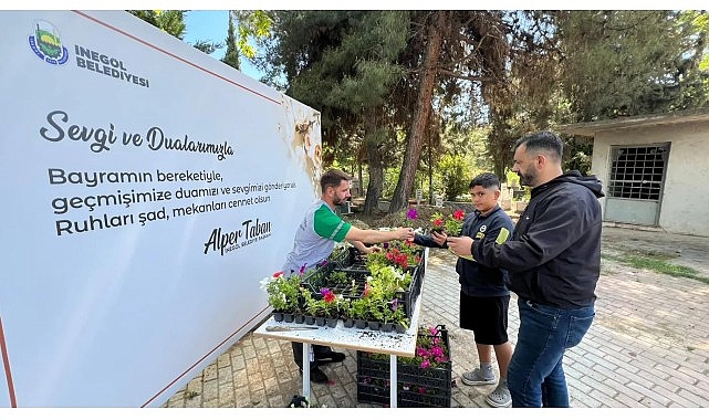 İnegöl Belediyesi Bayram Öncesi Mezarlıklarda Çiçek Dağıttı İnegöl Belediyesi, Kurban Bayramı arifesinde mezarlık ziyaretine gelen vatandaşlara 6
