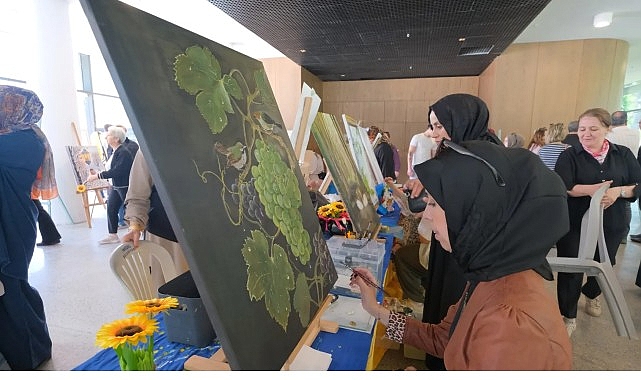 İnesmek Kursiyerlerinin Resimleri Görücüye Çıktı İnegöl Belediyesi Sanat ve Meslek Eğitim Merkezi (İNESMEK) kurslarında eğitmen